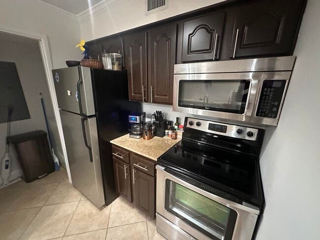 Building Photo - 400 Scotia Dr