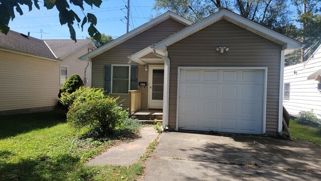 Building Photo - 1227 N Daniels Ave