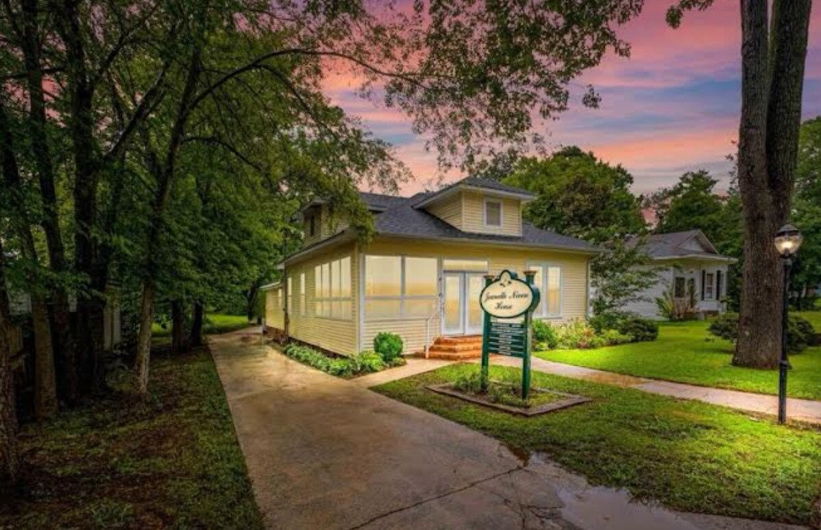 208 E College St, Columbiana, AL 35051 House Rental in Columbiana, AL