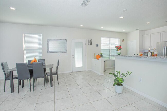 Building Photo - 3851 Plainview Dr