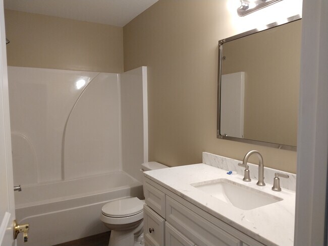 Baño 1 - 3880 Simpson Rd E