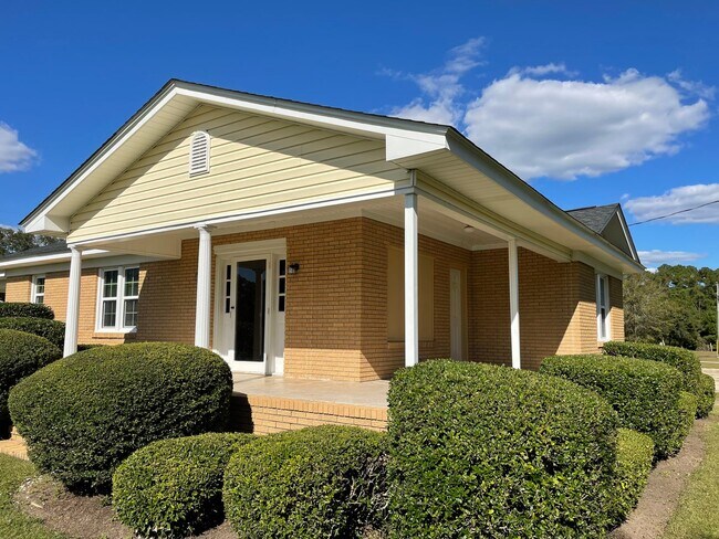 Building Photo - Brick Rancher with Country Charm & Great L...