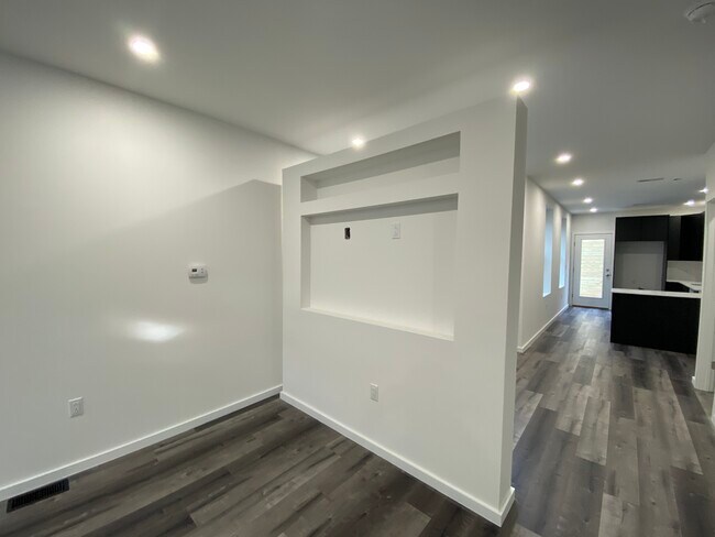 Building Photo - 2047 N Lawrence St