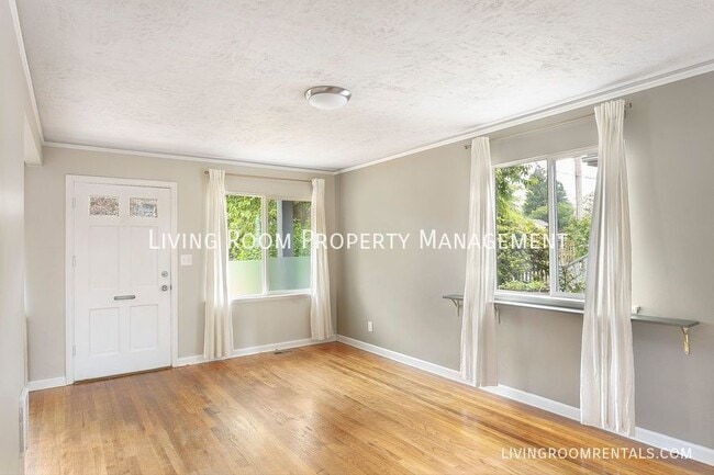 Building Photo - 6118 SE Reedway St