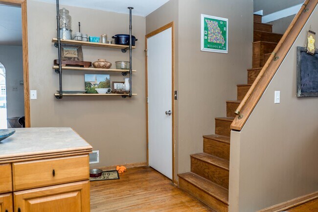 Building Photo - Centrally located bungalow!