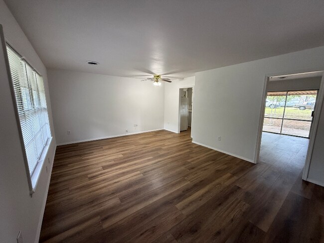 Foto del edificio - 1118 N Detroit Ave