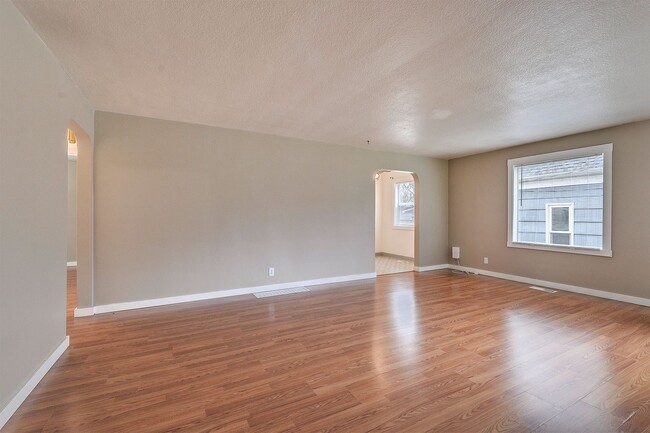 Building Photo - 2 bed 1 bath home in the heart of downtown Forest Grove