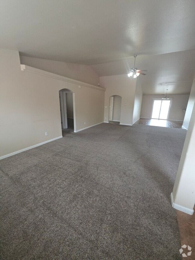 Building Photo - 3018 Oakwood Dr