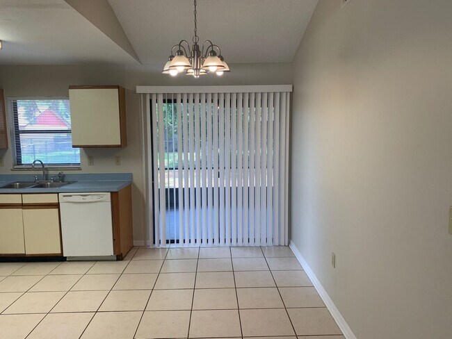 Building Photo - Fantastic Poinciana Location!