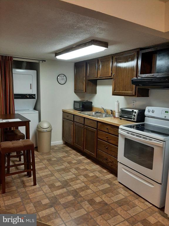 Building Photo - 9410 Seven Courts Dr