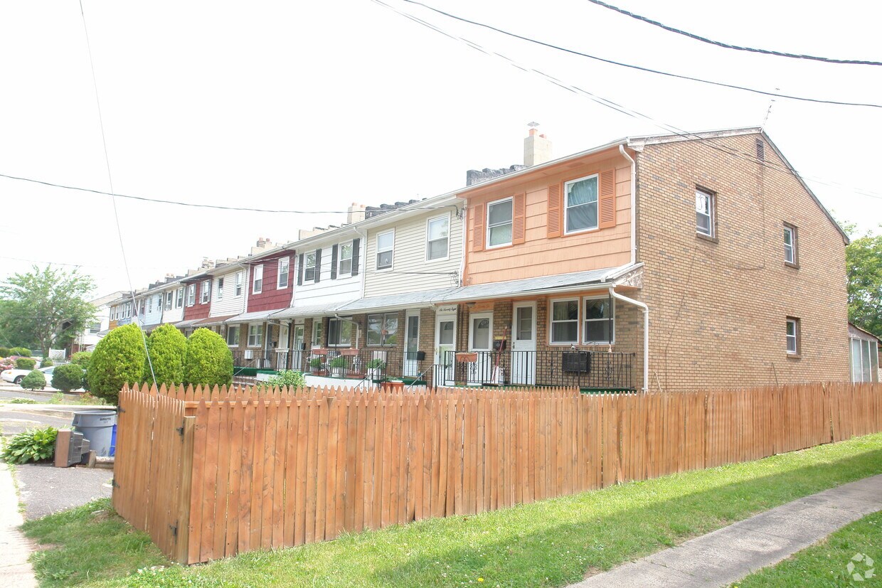 Primary Photo - 676-696 West Side Ave