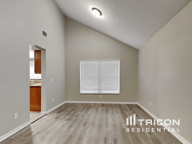 Foto del edificio - 15130 Heathridge Dr
