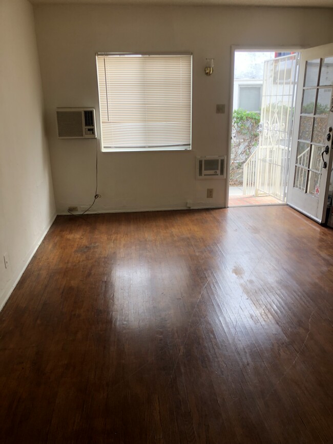 Building Photo - 837 N Formosa Ave