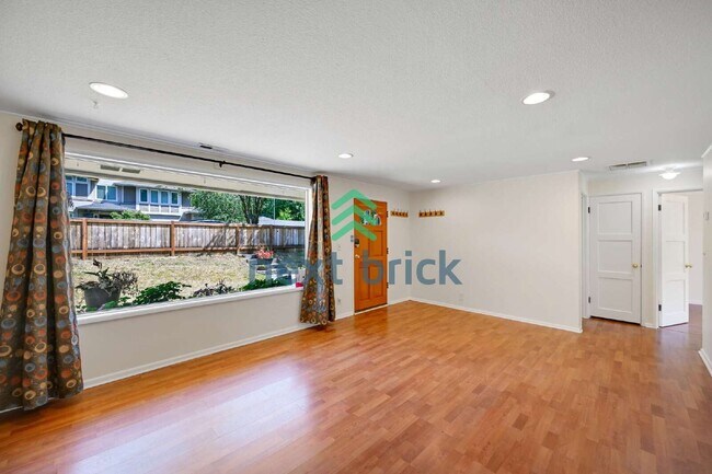 Foto del edificio - "Charming 3-Bed, 2-Bath Home in Shoreline with 1250 Sq Ft of Comfort!"
