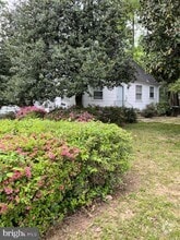 Building Photo - 601 N Oak St