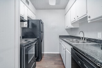 Building Photo - Forest Oaks