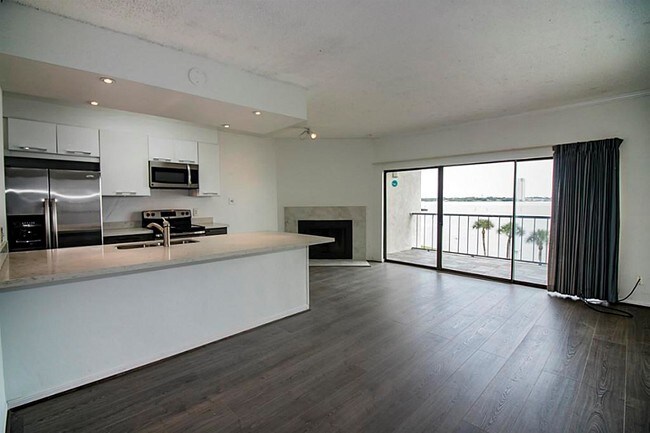 Foto del edificio - 401 Lakeside Ln