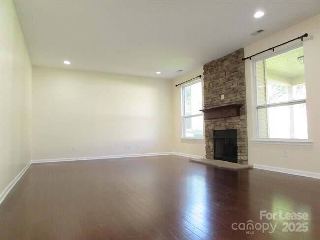 Foto del edificio - 180 Silverspring Pl