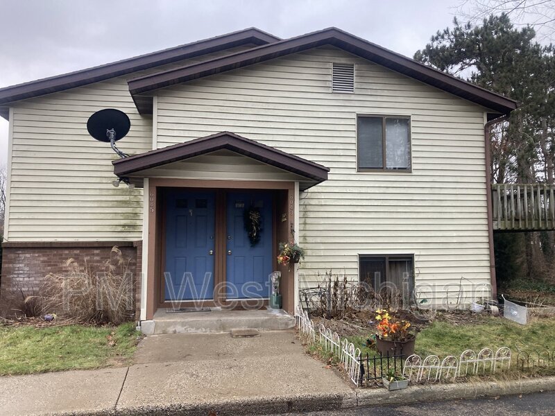 Primary Photo - 6045 In the Pines Dr SE