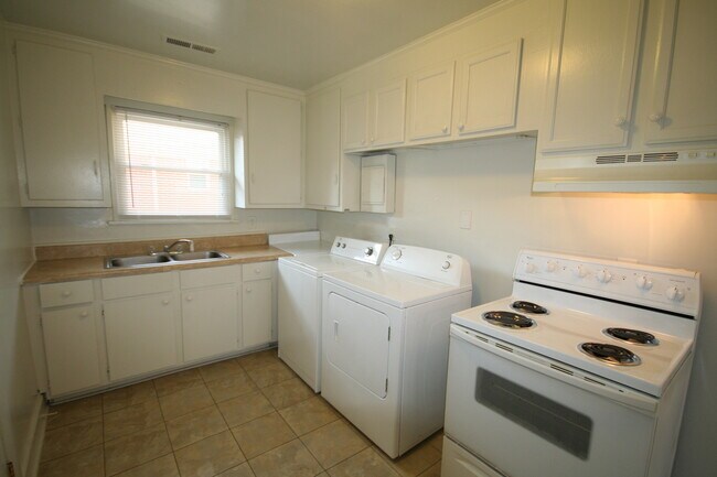 Foto del edificio - Renovated Duplex Unit / Carport / W&D / Ne...