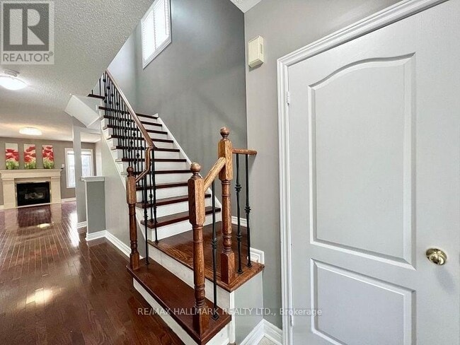 Building Photo - 863 Oaktree Crescent
