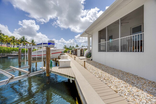 Building Photo - 1395 Curlew Ave