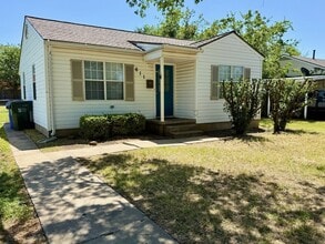 Building Photo - 611 Rancho Dr