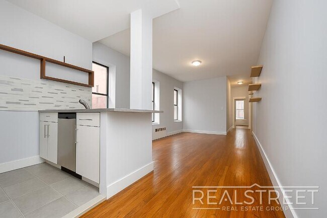 Foto del edificio - Renovated 3 BED in North Crown Heights