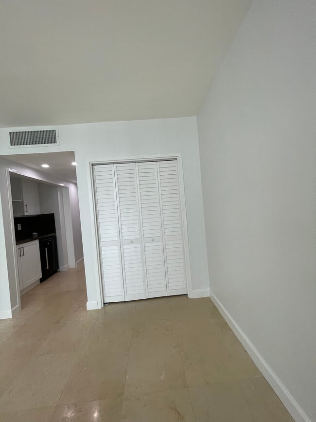 Building Photo - 999 Brickell Bay Dr