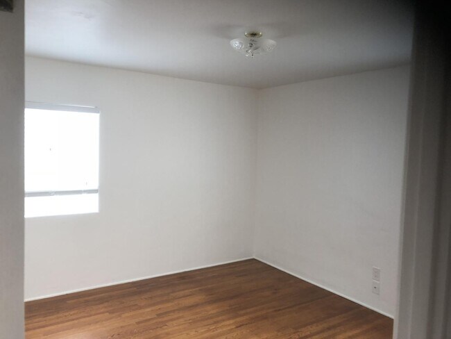 Building Photo - Room in 4 Bedroom Apartment at 3046 Byron St