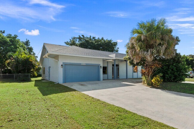 Building Photo - 835 SE Airoso Blvd