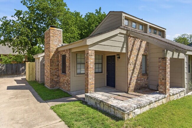 Foto del edificio - "Bright and Spacious 2-1 Duplex with Flexible Loft Space in Prime Keller Location!"