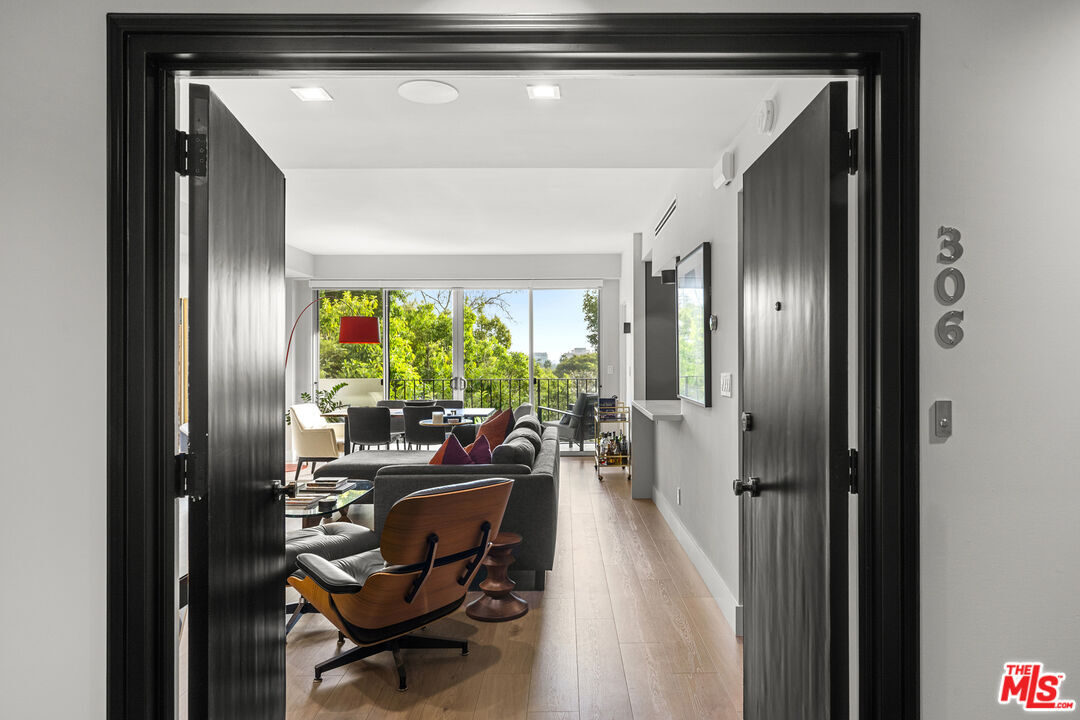 Foto principal - 818 N Doheny Dr