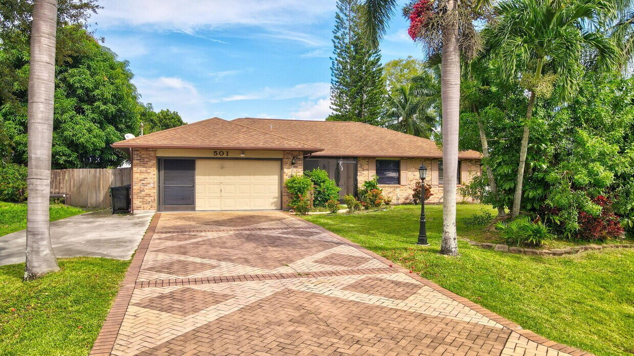 Foto principal - 501 NW Colonial St