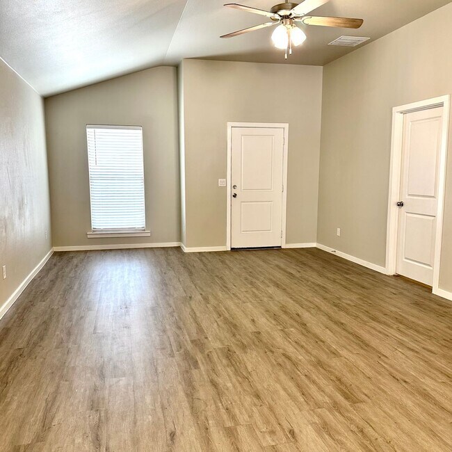 Building Photo - 3 Bedroom Home In Willow Bend!