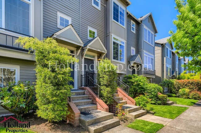 Foto del edificio - Fantastic Location Townhome. NEW PRICE!