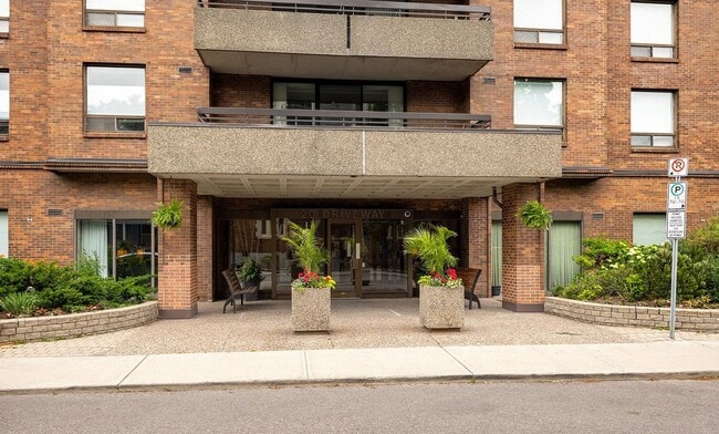 Building Photo - 20 The Driveway