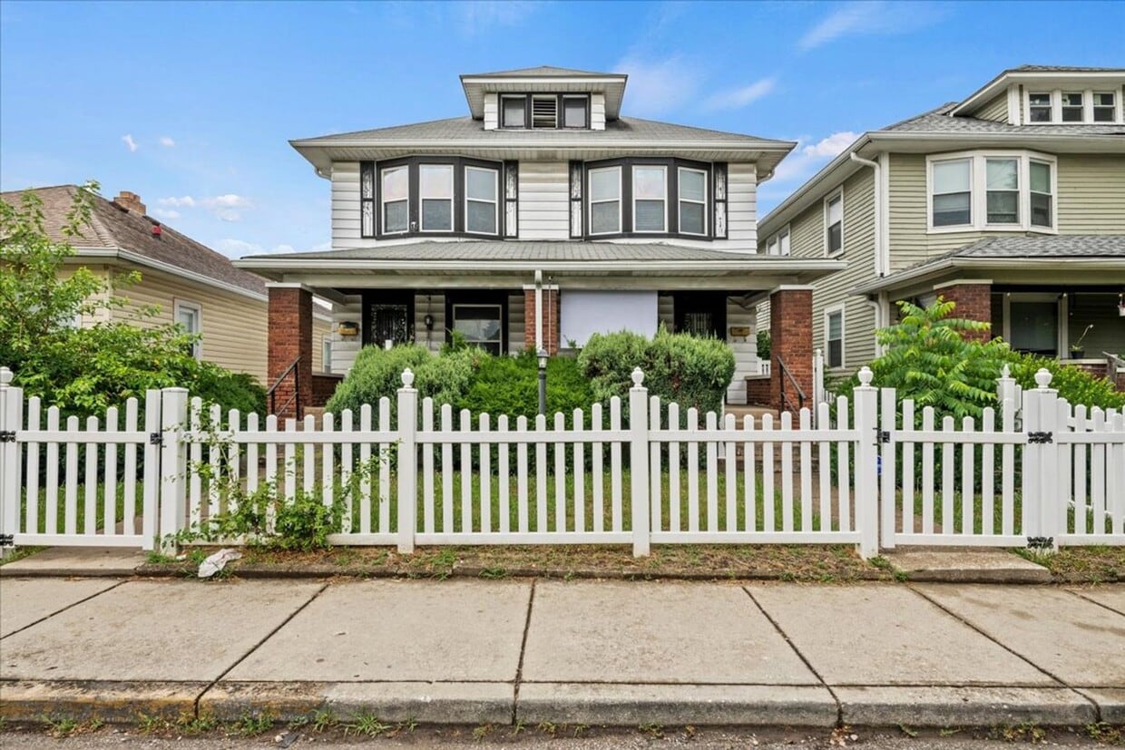 Primary Photo - 838-838 N Oxford St