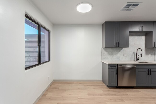 Foto del edificio - 4034-4036 E. Moreland St.