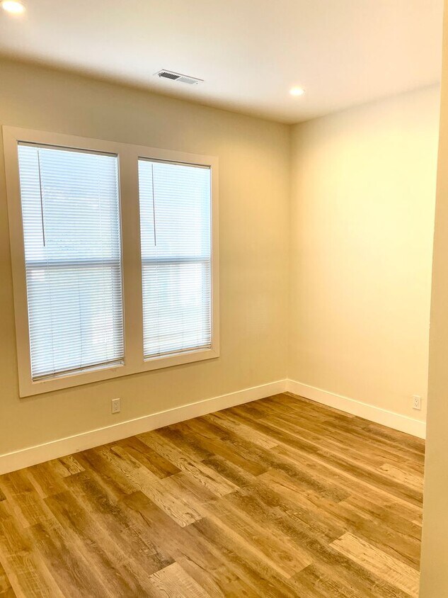 Foto principal - Remodeled private room with bath in sunny ...