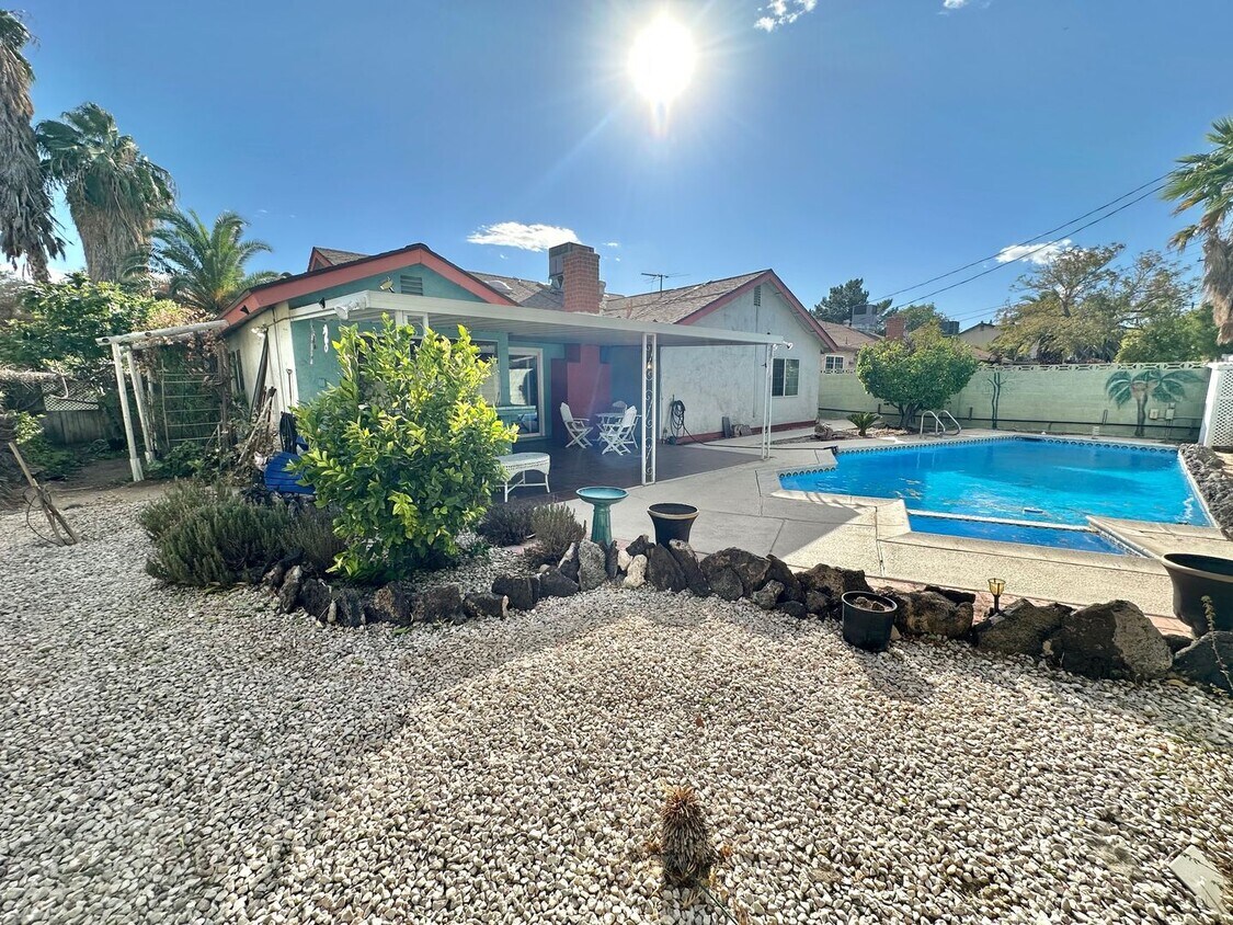 Foto del edificio - BEAUTIFUL 3 BEDROOM 2 BATHROOM SINGLE STORY FULLY FURNISHED HOME
