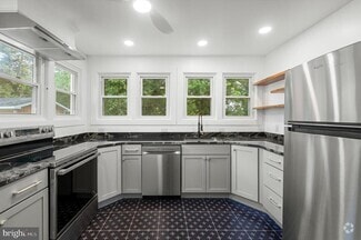 Building Photo - 422 W Clifford St