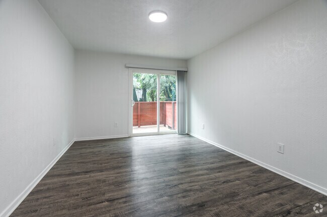 2 habitaciones, 1.5 baños - 865 pies cuadrados - Sala de estar - The Courtland