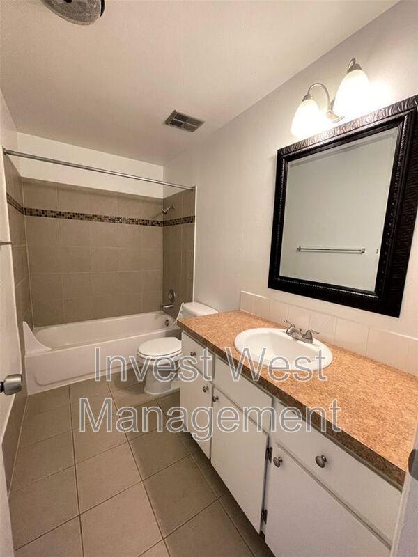 Building Photo - 2815 E 19 St