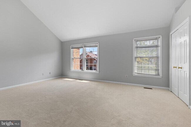 Foto del edificio - 5142 Woodford Dr