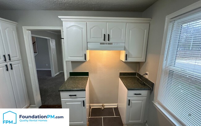 Building Photo - 984 E Raines Rd