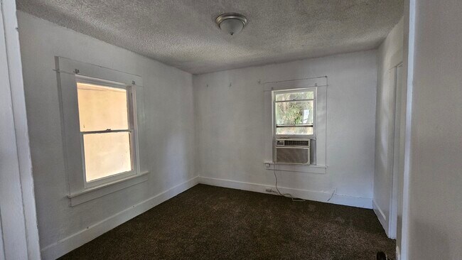 Foto del edificio - 919 W Noble Ave