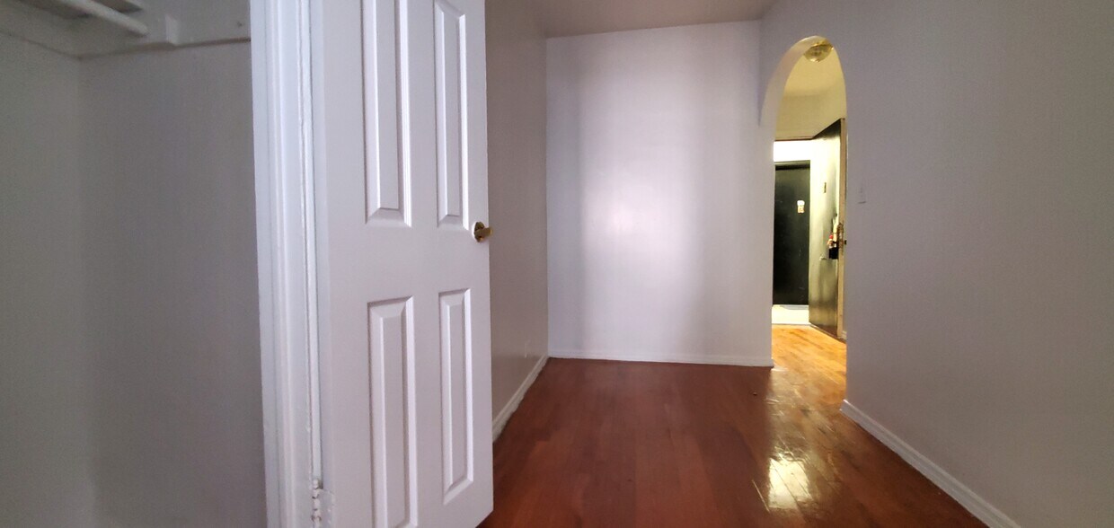 Foto del edificio - 1075 Nelson Ave