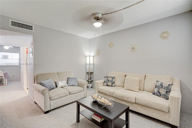 Foto del edificio - 502-504 Phippen Waiters Rd