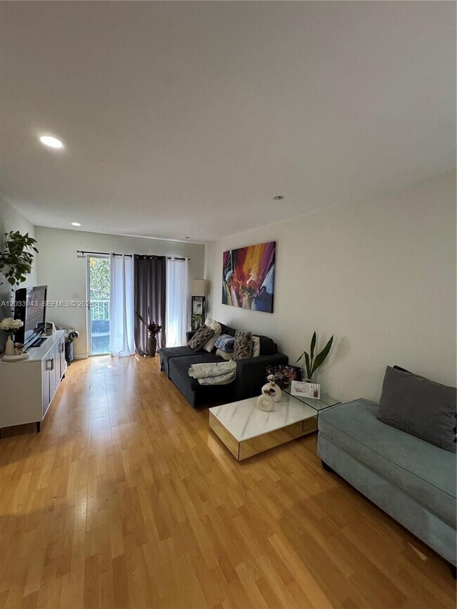 Foto del edificio - 645 NE 121st St